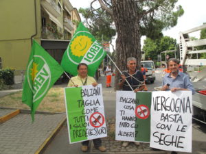 i verdi protestano contro i vandali della amministrazione Balzani